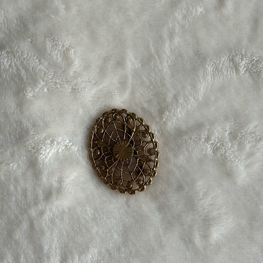 Elegant Gold Filigree Brooch